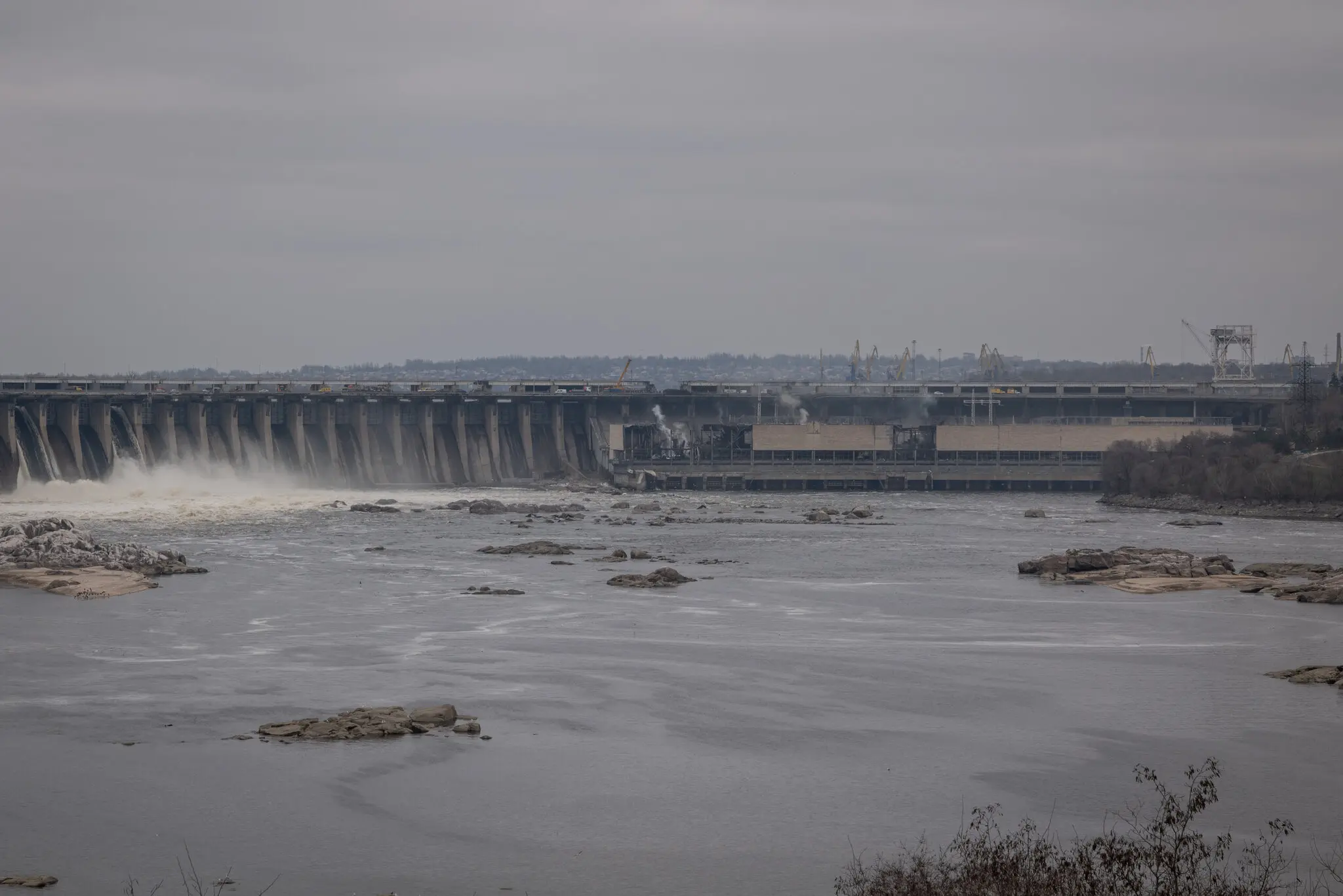 У держкомпанії, що експлуатує Дніпровську ГЕС у Запоріжжі, заявили, що ризику прориву дамби немає, але енергоблок у критичному стані